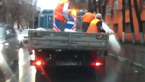 Video: V Rusku kromě chodníků solí také vozy a chodce
