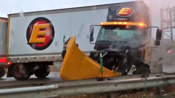 Video: Na řidiče se řítí neovladatelný kamion, je mu to úplně jedno