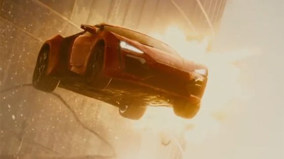 Rychle a zběsile 7: Vin Diesel proskočí mrakodrapem v Lykanu Hypersport (video)