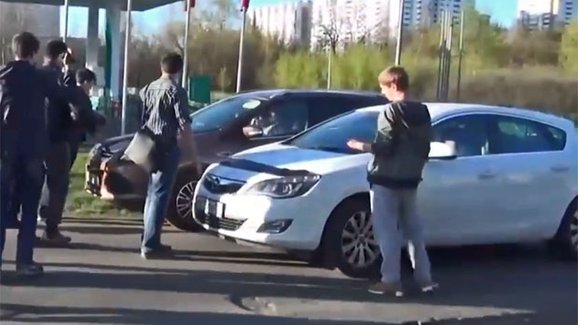 Video: Takto se v Rusku bojuje s řidiči, kteří si zkracují cestu po chodnících
