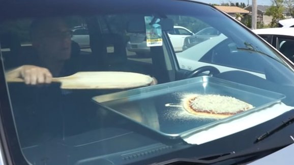 Video: Tip na víkendové tropy. Upečte si v rozpáleném autě pizzu!