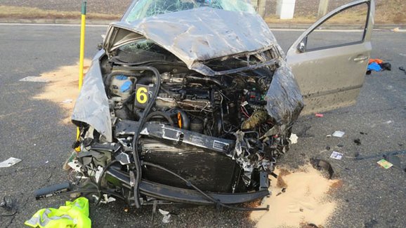 Těžká nehoda Škody Octavia na D2. Vůz zastavil jen kousek od stojanu benzinky!