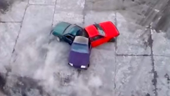 V Rusku se nudili a svařili tři auta dohromady. Jak pokus o fidget spinner dopadl?