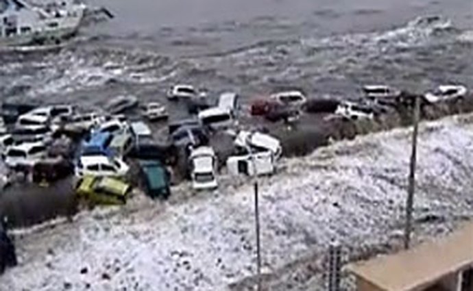 Japonská vlna tsunami vs. auta podruhé (video)