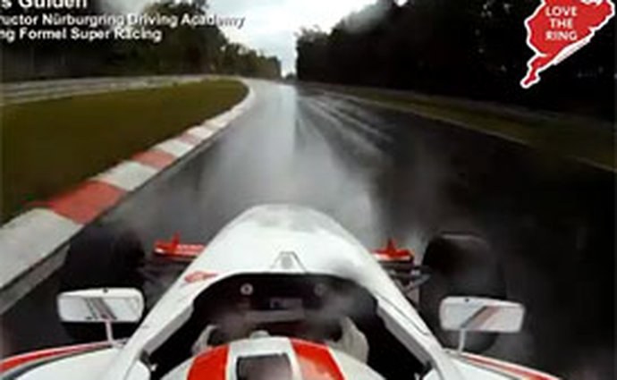 Video: Nürburgring na mokru, jak jste jej ještě neprojeli