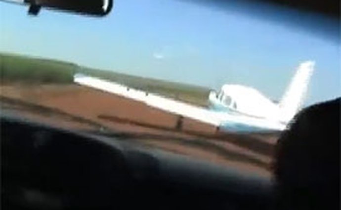 Video: Jak zastavit startující letadlo autem?