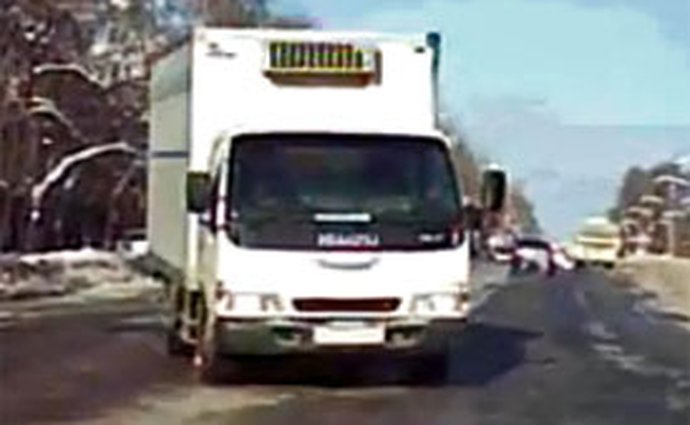 Jak se vyhnout srážce s nákladním autem (video)