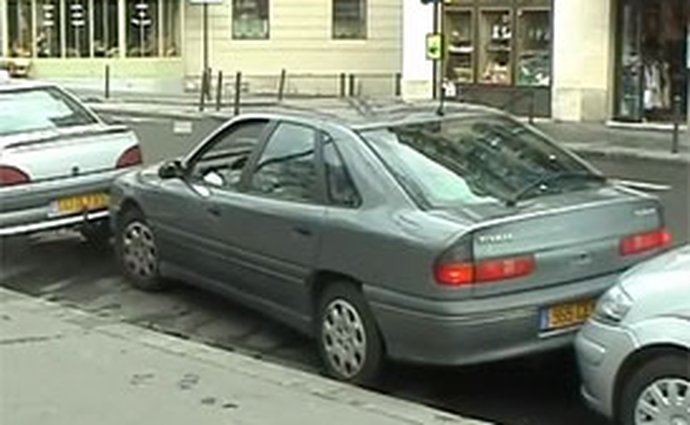 Parkování v Paříži: Zn. natěsno (video)