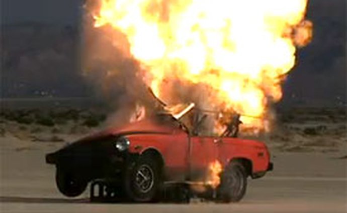 Video: Výbuch auta zachycený rychloběžnou kamerou