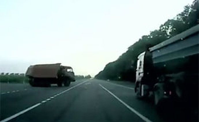 Těsně a přesně mezi dvě nákladní auta (video)