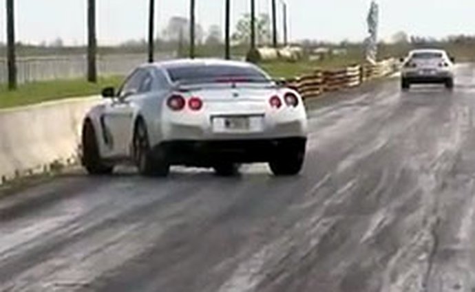 Nissan GT-R ode zdi ke zdi aneb z pekla štěstí (video)