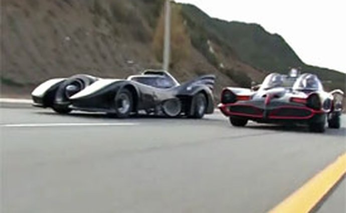 Souboj dvojice nejslavnějších Batmobilů má vítěze (video)
