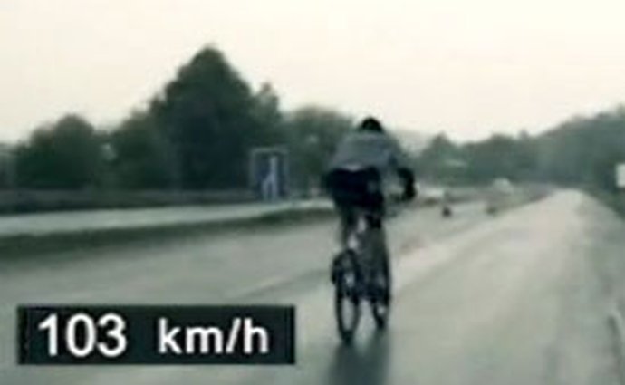 Cyklista prchá před policií, řítí se po dálnici stovkou (video)