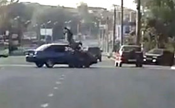 Video: Motorkář při nárazu přeskočí auto a okamžitě stojí na nohou