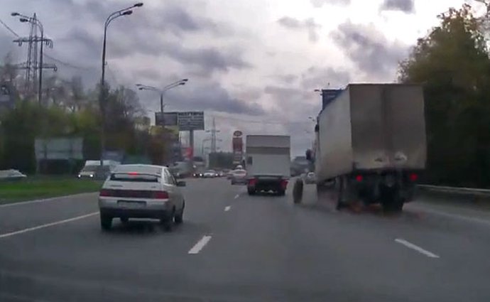 Video: Když nákladnímu autu upadne kolo