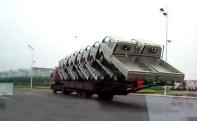 Video: Jak převézt osmnáct náklaďáčků na jednom trucku?