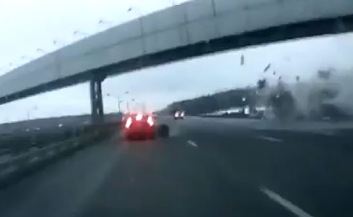 Havárie letadla v Moskvě z pohledu auta (video)