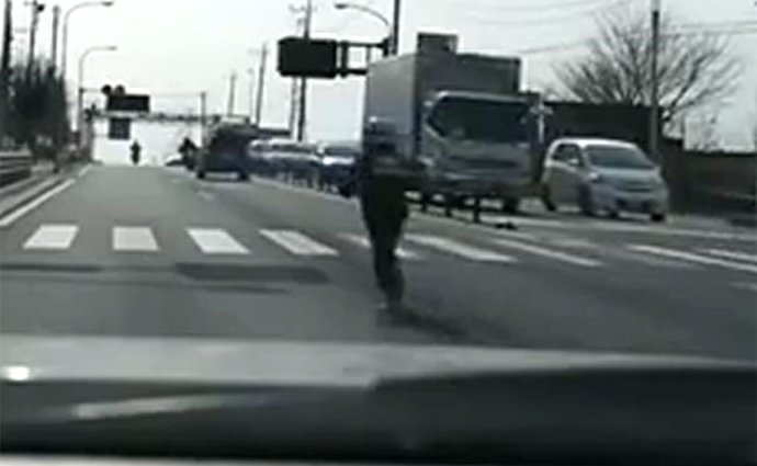 Video: Motorkář ztratí spolujezdce a nevšimne si toho