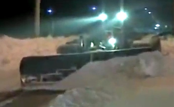 Video: V Rusku uklízejí sníh i tanky