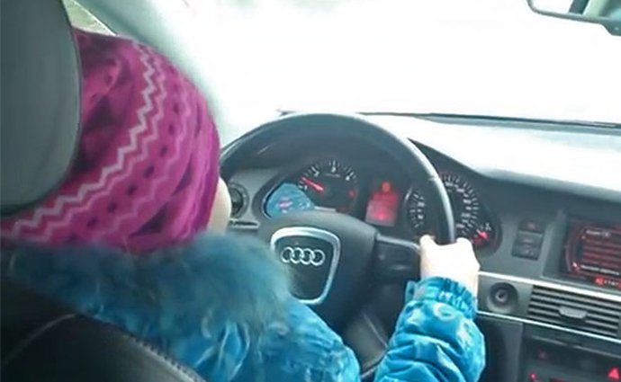 Video: Osmiletá Ruska řídí Audi, její rodiče to natáčí