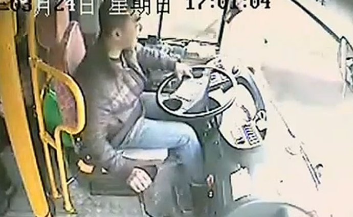 Video: Lampa málem rozdrtí řidiče autobusu
