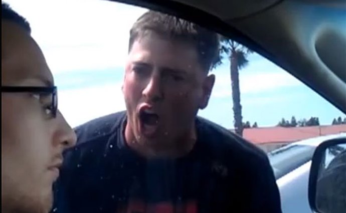 Video: Velmi rozhněvaný muž vs. ledově klidný řidič