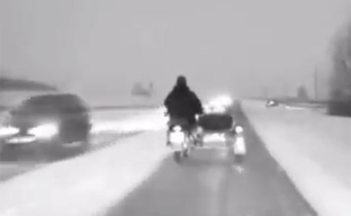Video: Ruský motorkář se zimy nebojí