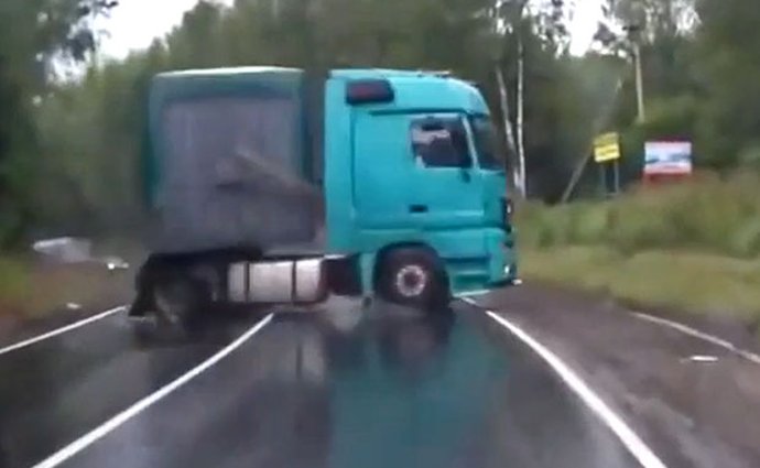Video: Osobní vůz unikl srážce s kamionem jen o vlásek