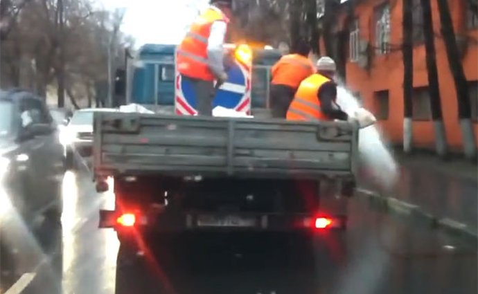 Video: V Rusku kromě chodníků solí také vozy a chodce