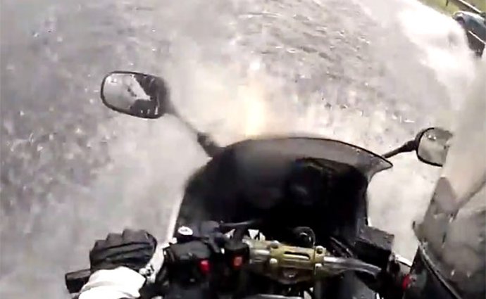 Video: Aquaplaning motocyklu aneb krůček od těžké nehody