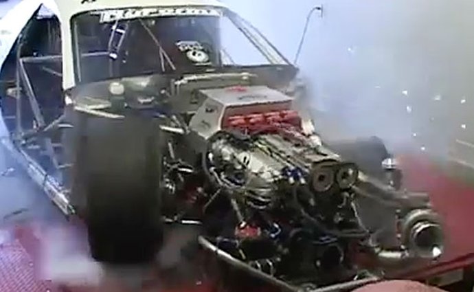 Video: Americkému dragsteru exploduje pneumatika během měření výkonu