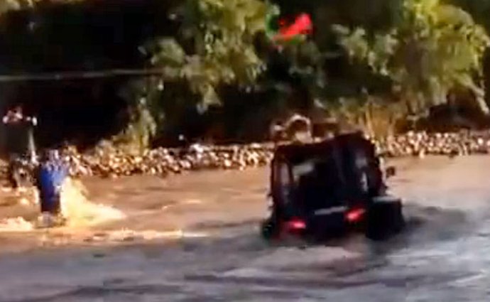 Video: Přebrodění řeky v bugině nedopadlo podle představ