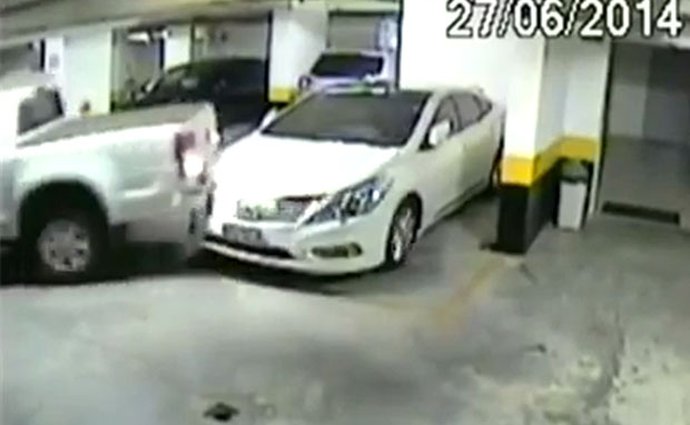 Video: Naštvaný řidič pick-upu učí ostatní parkovat po svém