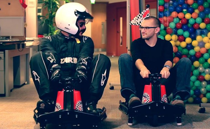 Video: Šílené motokáry Razor Crazy Cart se prohánějí po kanceláři