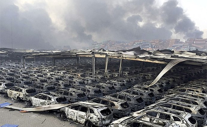 Nejméně 8000 nových automobilů bylo zničeno při výbuchu v čínském přístavu Tchien-ťin (+videa)