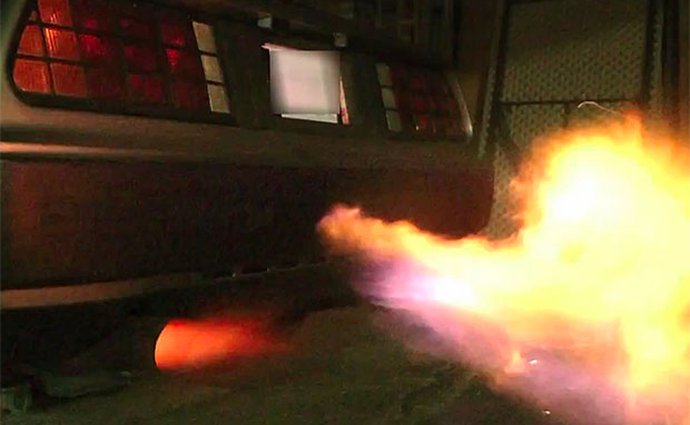 Závodní DeLorean DMC-12 chrlí z výfuků plameny (video)