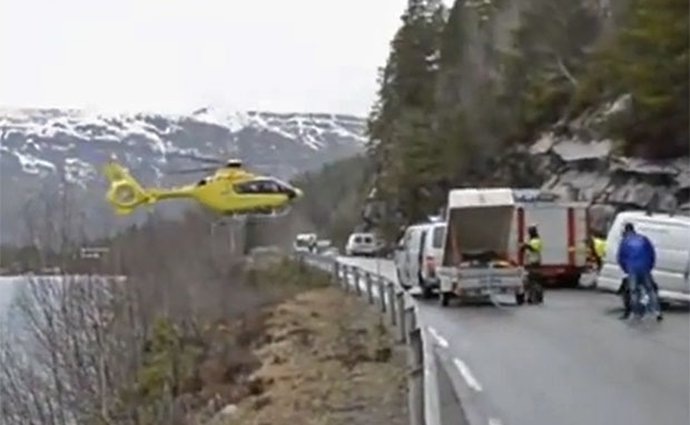 Video: S vrtulníkem lze přistát i na svodidla u silnice