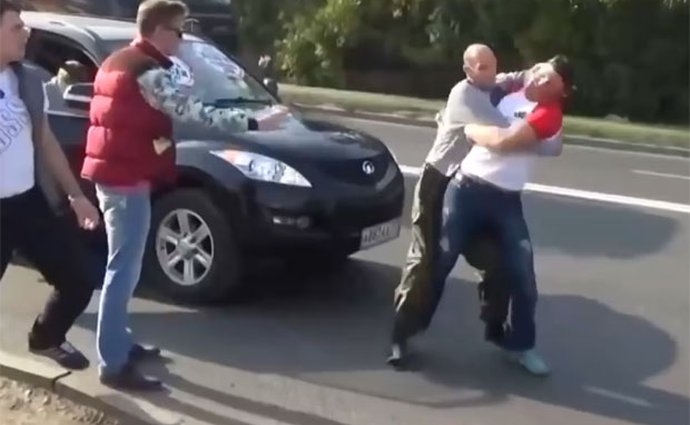 Video: Jízda po chodníku může skončit i rvačkou