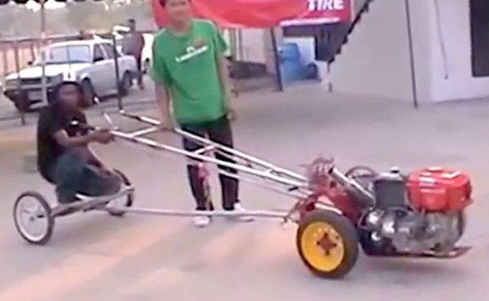 Video: Zahradní traktůrek jako divoký dragster