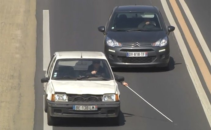 Video: Může slepec řídit auto? Rémi Gaillard ukazuje, že ano