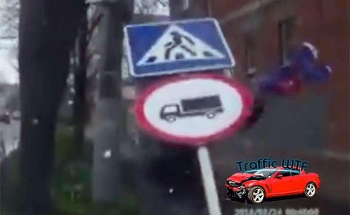 Video: Tohle nevyšlo. Chodec uskočil před autem a dostal značkou po hlavě