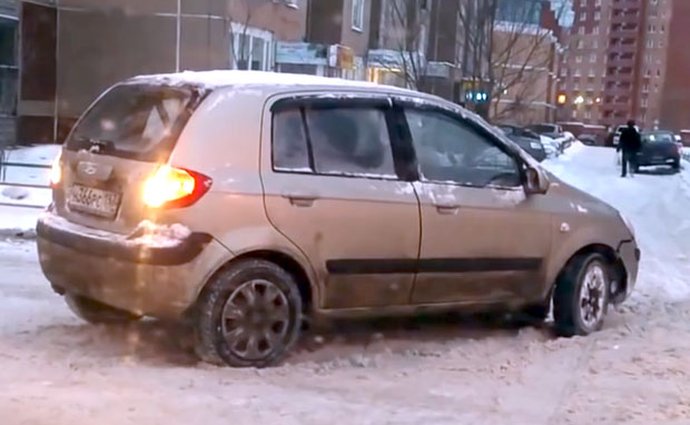 Video: Před jízdou si nezapomeňte povolit ruční brzdu