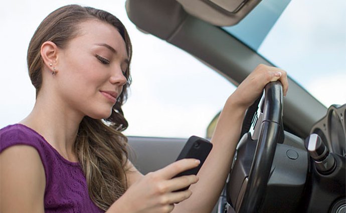 Jak jezdí mladí řidiči? Nechají se rozptýlit kráskami a někteří píší SMS
