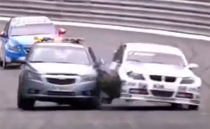 Video: I safety car může bourat