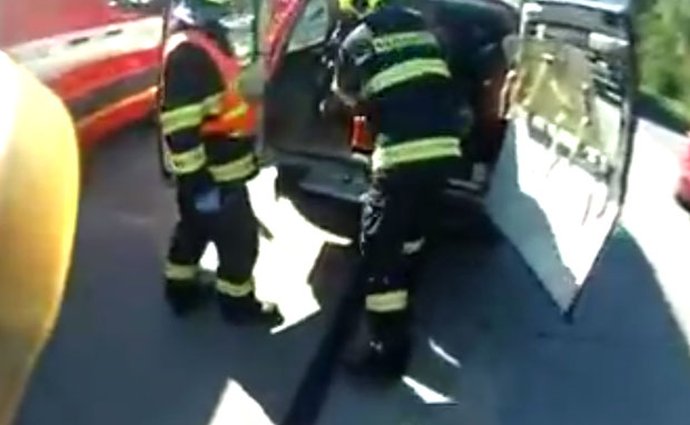 Video: Příjezd k nehodě a vyproštění zraněné řidičky očima hasiče. Stalo se na D1!