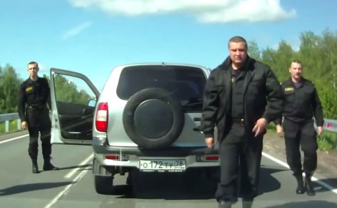 Neštvěte ruskou pořádkovou policii. Můžete dopadnout zle! (video)