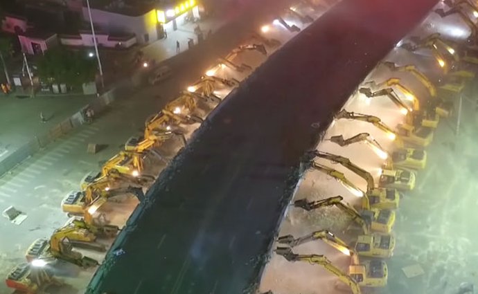Video: Demolice silnice? V Číně použili armádu bagrů