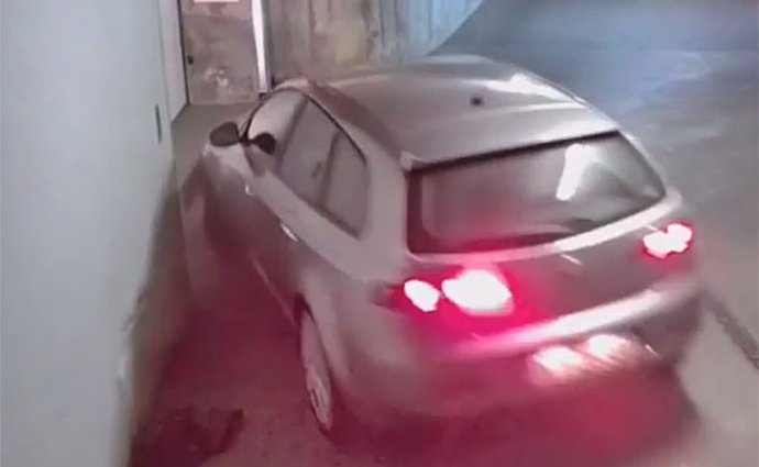 Video: Něco na dobrou noc. Když se ožralý řidič snaží vyjet z podzemních garáží