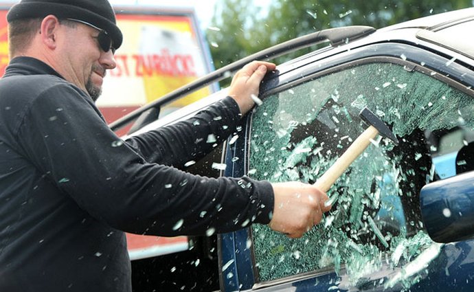 Čtyři způsoby, jak snadno ukrást auto. Dá se proti nim bránit?