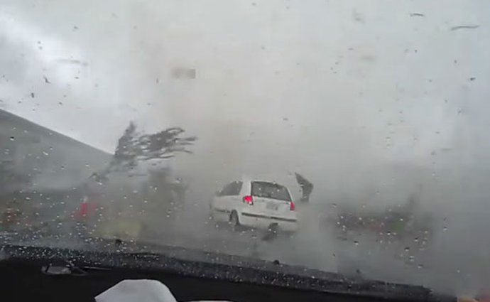 Video: Podívejte se, jak tornádo nasálo Daewoo Matiz!